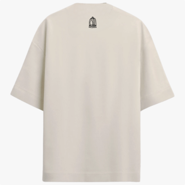 Camiseta com estampa frontal de dois personagens sentados com um dispositivo, um dos personagens sorridente e mãos aos ombros, e estampa traseira de gaiola minimalista com texto pequeno.