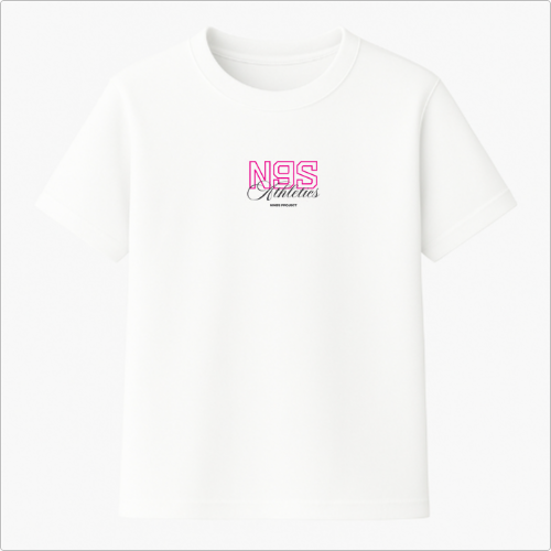 Camiseta com estampa frontal de "N9S Athletics" em fonte estilizada e estampa traseira similar, ampliada, incluindo "Worldwide Athletes Enthusiasts" e "Nines Project".