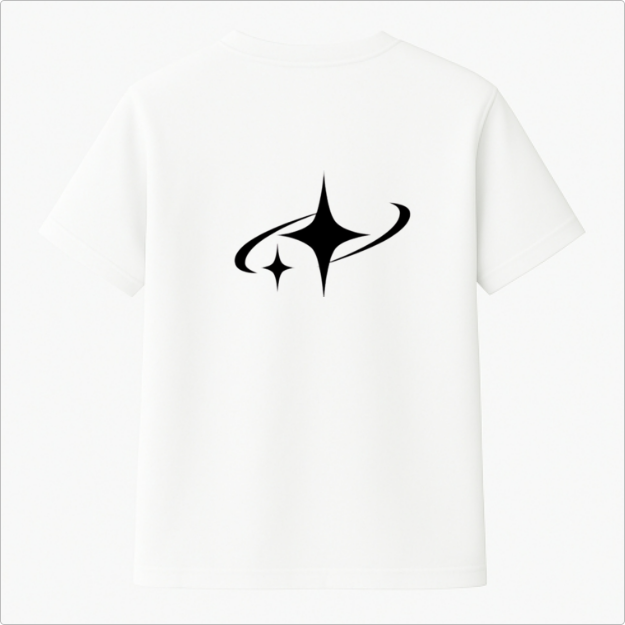 Camiseta com estampa frontal de caracteres estilizados ao lado de uma pequena estrela e estampa traseira de design maior com estrelas sobrepostas.
