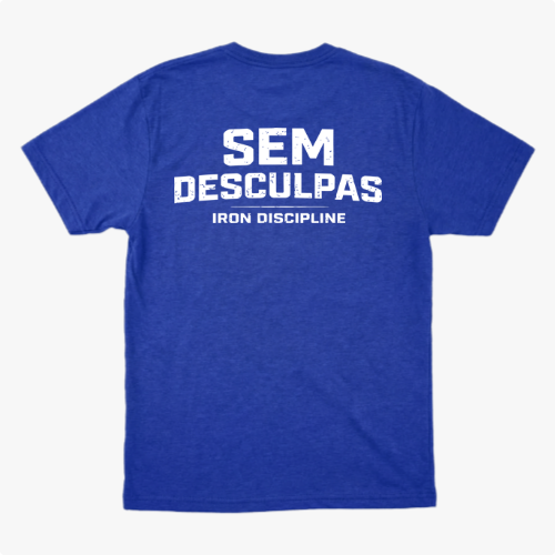 Camiseta com estampa frontal de "IRON DISCIPLINE" acompanhada de desenho de barras, e estampa traseira de "SEM DESCULPAS IRON DISCIPLINE" em letras destacadas.