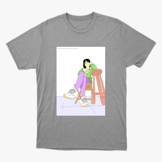 Camiseta com estampa frontal de uma figura sentada em cadeiras entrelaçadas, vestindo roupas casuais e tênis, sobre um piso com padrão geométrico.