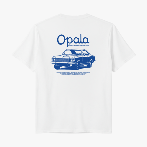 Camiseta com estampa frontal de "Opala" em fonte estilizada e estampa traseira de carro clássico com a palavra "Opala" em destaque acima.