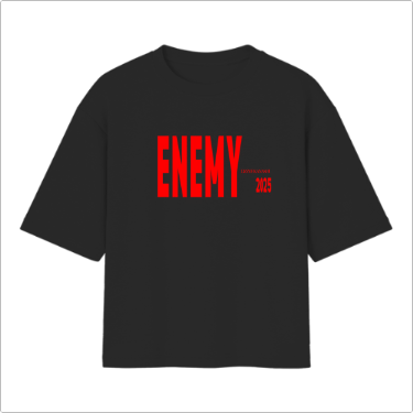 Camiseta com estampa frontal de "ENEMY LONDON 2025" em letras grandes e arrojadas.