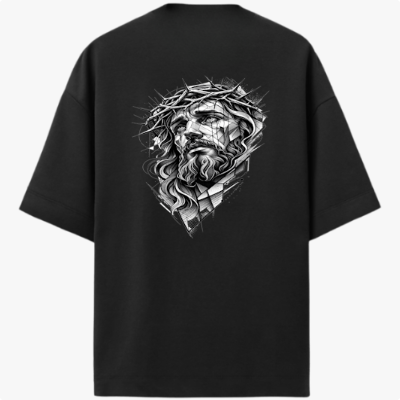 Camiseta com estampa frontal de texto "LUNOVA" acompanhado de uma cruz discreta e estampa traseira de rosto rodeado por uma coroa de espinhos detalhada.