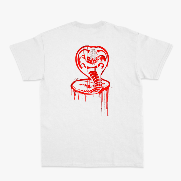 Camiseta com estampa frontal de "No Mercy Club" em fonte estilizada com detalhes escorridos e estampa traseira de cobra com capuz e cauda também escorrendo.