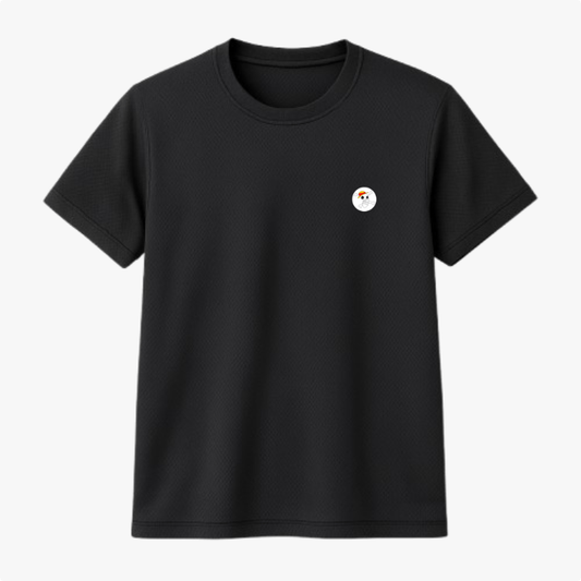 Camiseta com estampa frontal de um pequeno rosto de um personagem com chapéu laranja e óculos, em formato circular próximo ao peito.