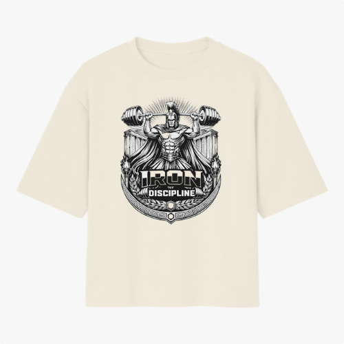 Camiseta com estampa frontal de figura mitológica levantando halteres grandes, rodeada por padrões ornamentais e texto "Iron Discipline" em destaque.
