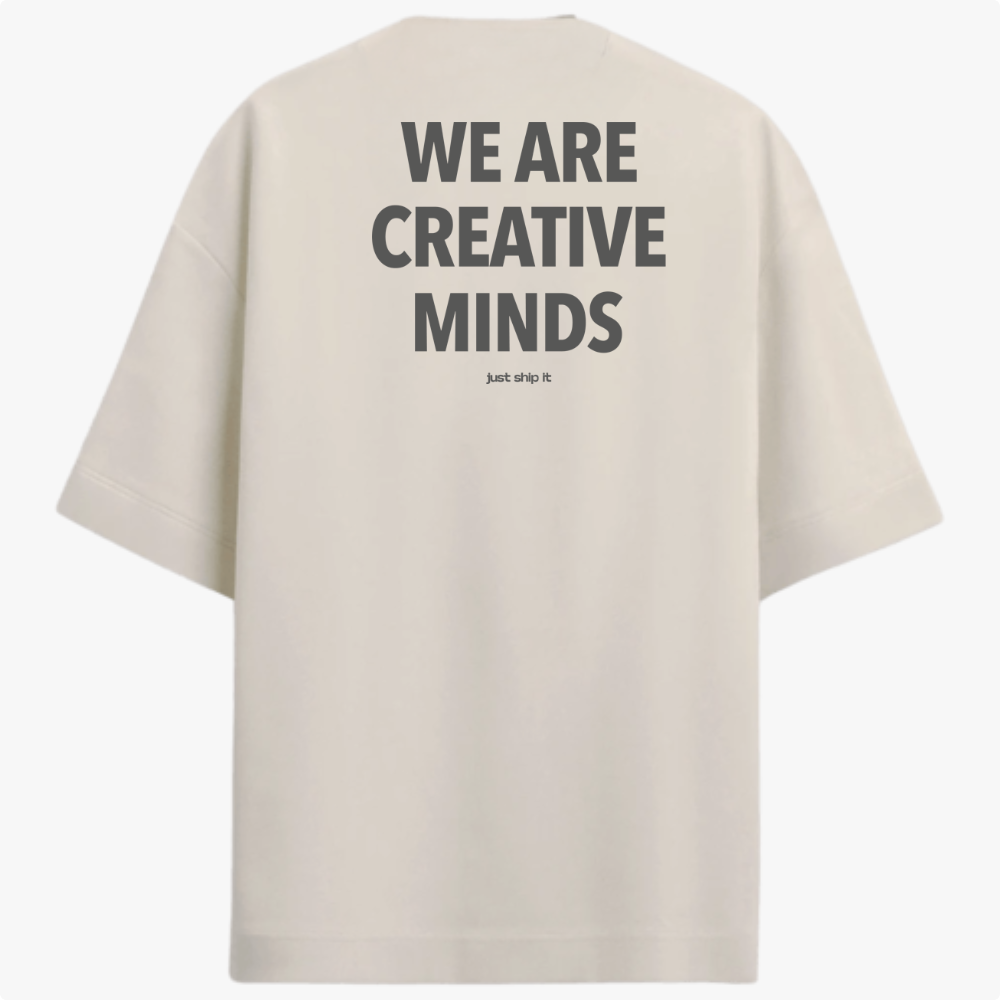 Camiseta com estampa frontal de texto "WE ARE CREATIVE MINDS" e estampa traseira maior com mesma frase, acompanhada de texto menor "just ship it".