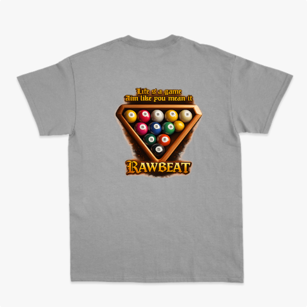 Camiseta com estampa frontal de um triângulo com bolas de bilhar e estampa traseira de triângulo com bolas de bilhar, frase motivacional e "RAWBEAT".