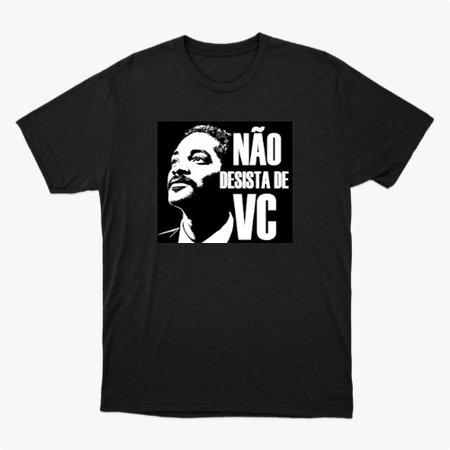 Camiseta com estampa frontal de um rosto estilizado em preto e branco ao lado da frase "NÃO DESISTA DE VC", em letras destacadas.