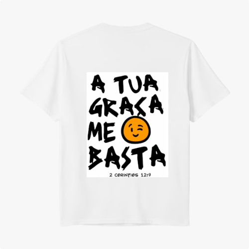 Camiseta com estampa traseira de "A Tua Graça Me Basta" em fonte de estilo grafite ao lado de um emoji sorridente, acompanhada da referência "2 Coríntios 12:9".