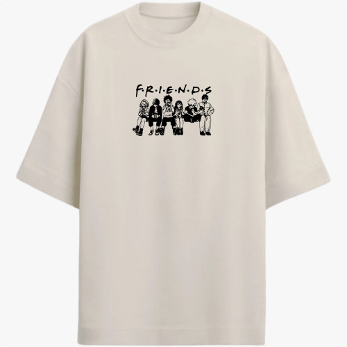 Camiseta com estampa frontal de seis personagens estilizados lado a lado sob a palavra "FRIENDS" em letras maiúsculas, remetendo a um icônico grupo.
