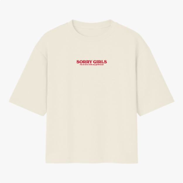 Camiseta com estampa frontal de texto em destaque que diz "SORRY GIRLS I'm in love with my girlfriend" em estilo minimalista e impactante.