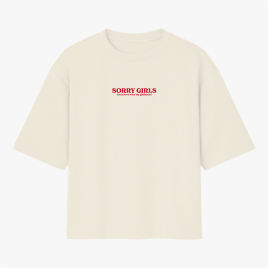 Camiseta com estampa frontal de texto em destaque que diz "SORRY GIRLS I'm in love with my girlfriend" em estilo minimalista e impactante.
