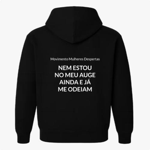 Moletom com estampa traseira de texto "Movimento Mulheres Despertas Nem estou no meu auge ainda e já me odeiam" centralizada.