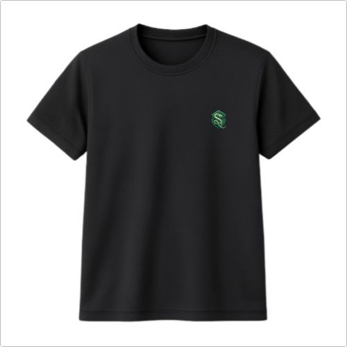 Camiseta com estampa frontal de um pequeno emblema com a letra "S" estilizada, apresentando um design moderno e intrincado que destaca detalhes curvos.