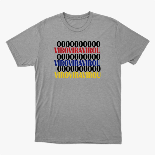 Camiseta com estampa frontal de linhas de zeros alternadas com a palavra "VIROVIRAVIROU" em vermelho, azul e amarelo.