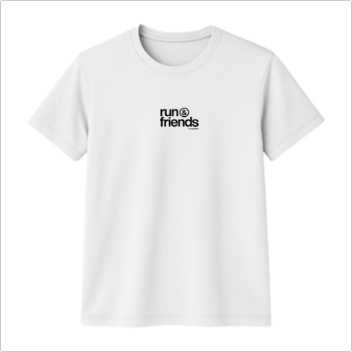 Camiseta com estampa frontal de texto estilizado "run@friends".