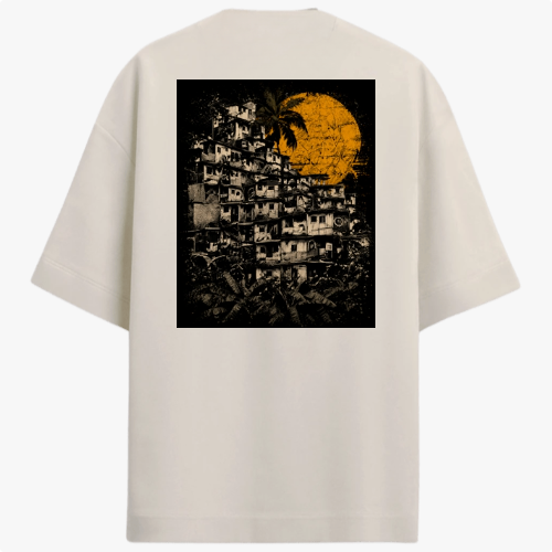 Camiseta com estampa frontal de pequeno logotipo circular minimalista no canto inferior esquerdo e estampa traseira de favela sob enorme sol amarelo texturizado.