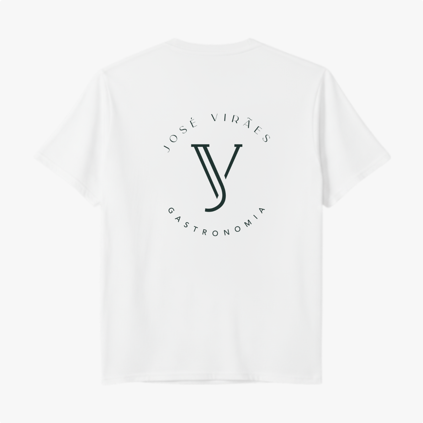 Camiseta com estampa frontal de logo minimalista "José Viráes Gastronomia" no peito e estampa traseira com logo ampliado e texto circular "José Viráes Gastronomia".