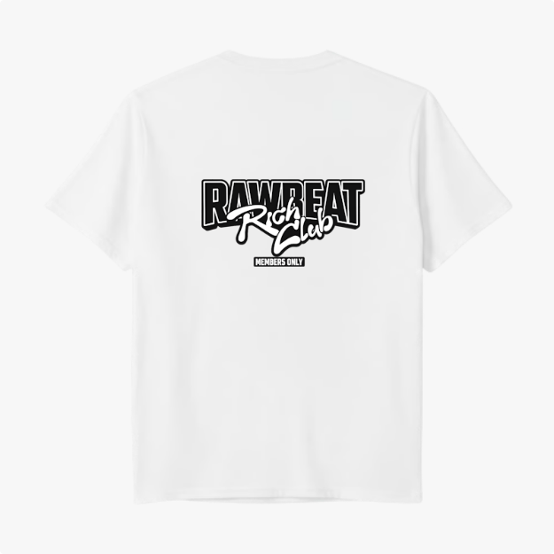 Camiseta com estampa traseira de lettering estilizado "Rawbeat Rich Club" sobreposto a "Members Only" em tipografia marcante e moderna.