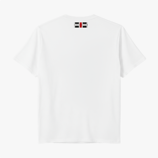 Camiseta com estampa frontal de texto "Kuarup" acima de um símbolo geométrico preto e branco com detalhe central em vermelho, e estampa traseira de símbolo menor similar.