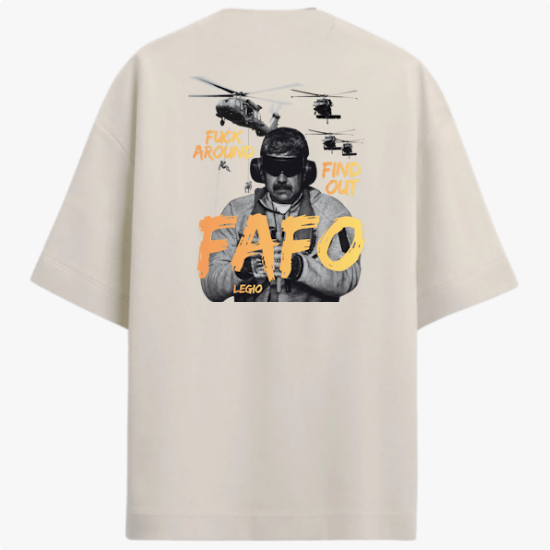 Camiseta com estampa frontal de letras grandes "FAFO" e estampa traseira de imagem de homem com helicópteros ao fundo e frases "Fuck Around Find Out".
