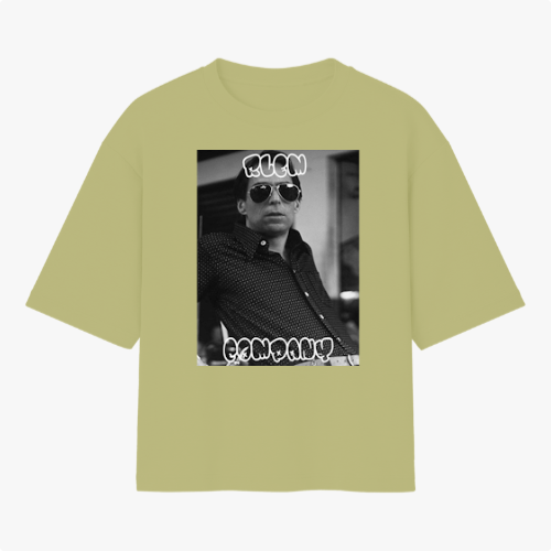 Camiseta com estampa frontal de fotografia em preto e branco de uma pessoa usando óculos escuros, com texto estilizado acima e abaixo da imagem.