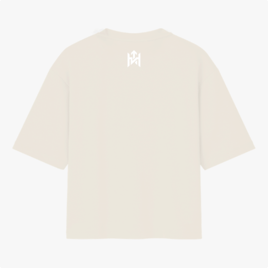 Camiseta com estampa frontal de rosto sorridente decorado com folhas e texto "Elevate Your Frequency" emoldurado por elementos naturais e estampa traseira de símbolo geométrico simples próximo à gola.