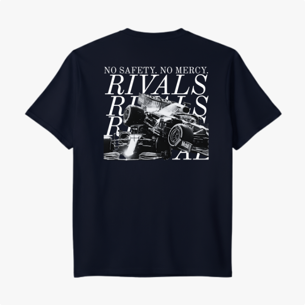 Camiseta com estampa frontal de "RIVALS" em letras elegantes e estampa traseira com imagem de carros de corrida, acompanhada das frases "NO SAFETY. NO MERCY" repetidas.