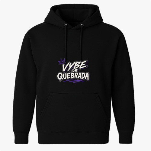 Moletom com estampa frontal de "Vybe de Quebrada" com coroa estilizada e detalhes, e estampa traseira da mesma frase enfatizada com fontes dinâmicas.