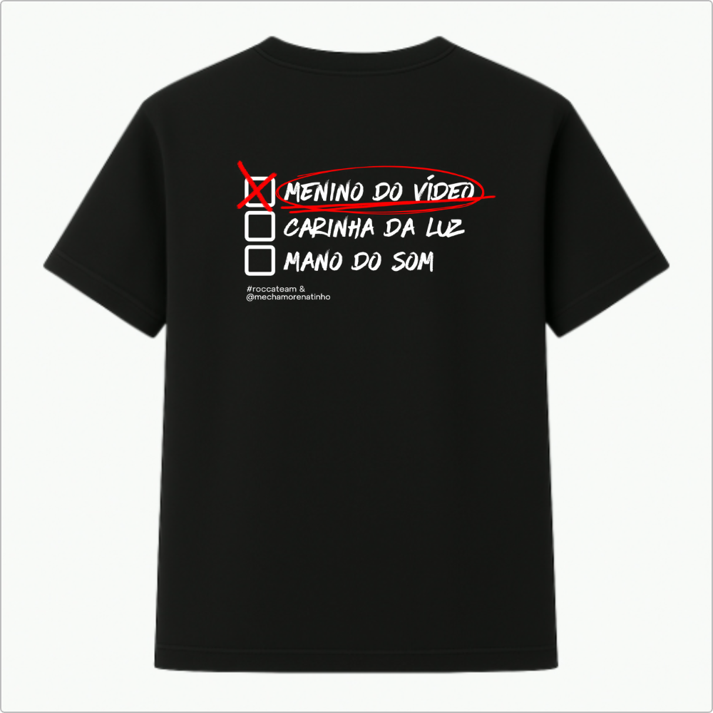 Camiseta com estampa frontal de texto "Menino do Vídeo" e estampa traseira de lista com opções, sendo "Menino do Vídeo" marcado e destacado.