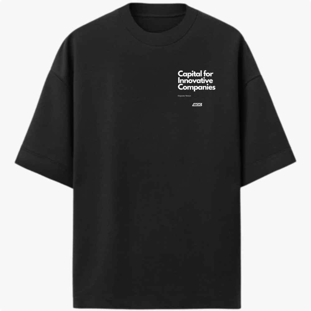Camiseta com estampa frontal de slogan "Capital for Innovative Companies" acompanhado do texto menor "Corporate Venture" e logotipo retangular com sigla.
