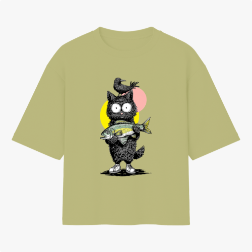 Camiseta com estampa frontal de um personagem peludo segurando um peixe, com um pássaro pousado na cabeça, sobre círculos amarelo e rosa.
