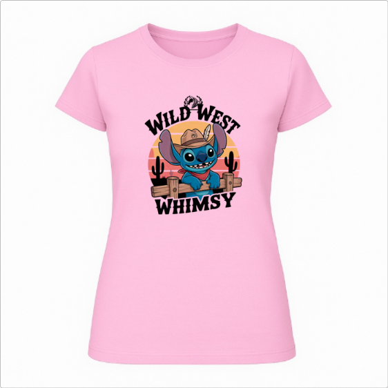 Camiseta com estampa frontal de personagem azul usando chapéu de cowboy, cercado por cactos e pôr do sol, com as palavras "WILD WEST WHIMSY".