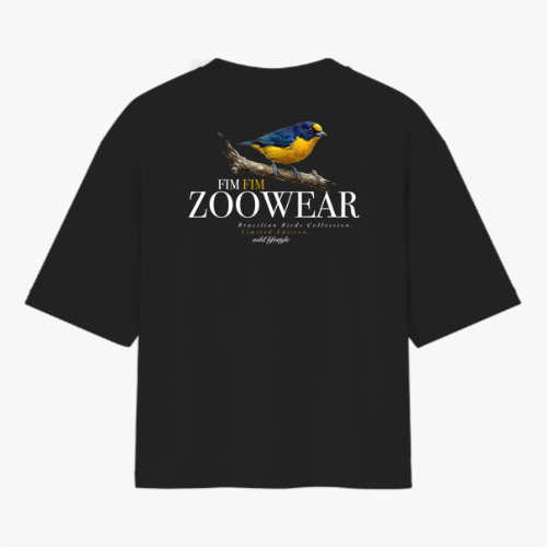 Camiseta com estampa frontal de uma ave colorida em galho, cercada por texto em arco, e estampa traseira de ave maior com texto destacado abaixo.