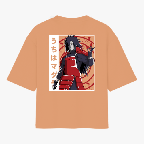 Camiseta com estampa frontal de carro estilizado e texto "MADARA" e estampa traseira de personagem de armadura vermelha com texto em caracteres japoneses.