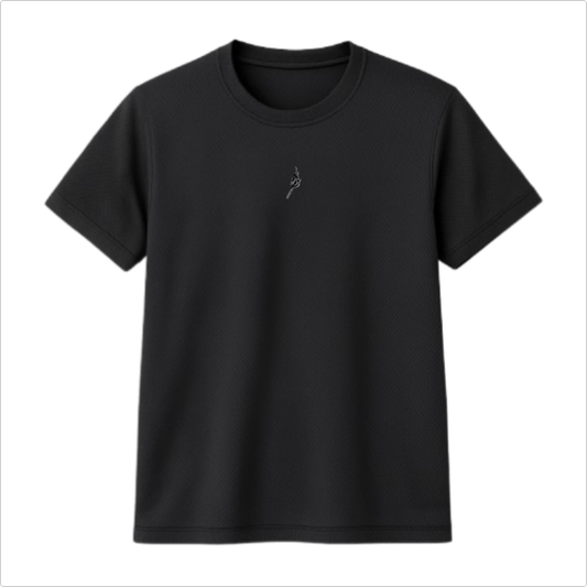 Camiseta com estampa frontal de pequeno detalhe estilizado, possivelmente um desenho linear ou gráfico minimalista localizado no centro superior.