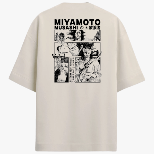 Camiseta com estampa frontal de um samurai desenhado em estilo minimalista e estampa traseira de quadrinhos detalhados com o tema Miyamoto Musashi.