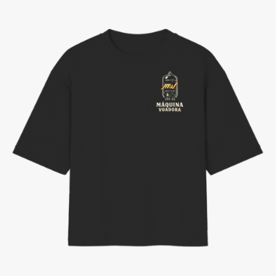 Camiseta com estampa frontal de uma jarra contendo um balão estilizado e as palavras "Máquina Voadora", com elementos decorativos detalhados.