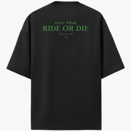 Camiseta com estampa frontal de logotipo estilizado minimalista e estampa traseira de texto motivador "STAY TRUE RIDE OR DIE" com detalhes adicionais.