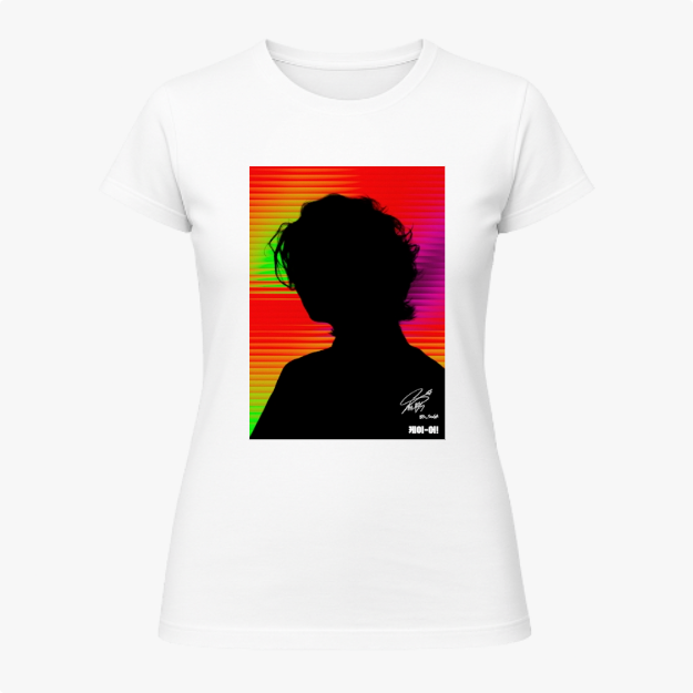Camiseta com estampa frontal de silhueta de pessoa sobre fundo com gradiente de linhas coloridas e assinatura artística discreta na base.