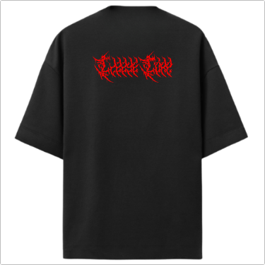 Camiseta com estampa frontal de letras estilizadas com pontas afiadas e estampa traseira de letras estilizadas maiores, ambas em design vermelho.