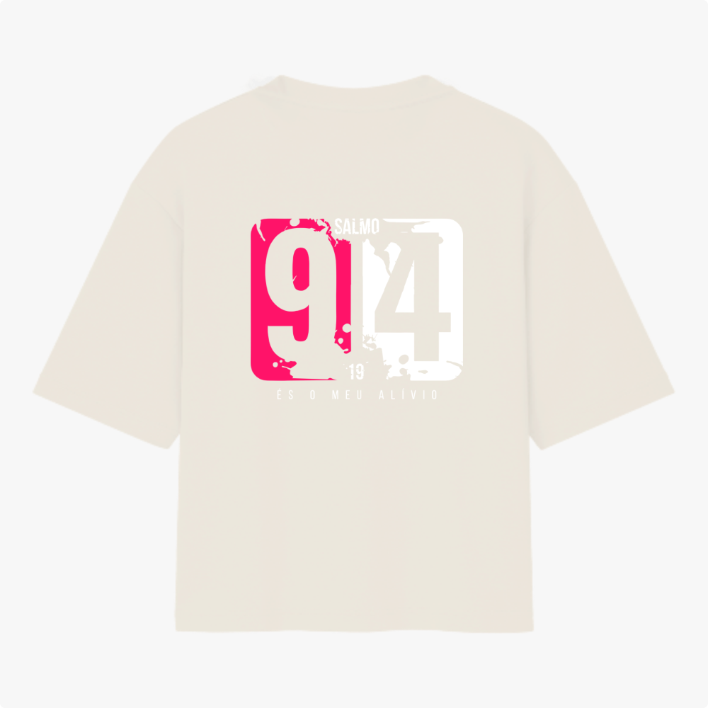 Camiseta com estampa frontal de números grandes e texto "Salmo 91:4" e estampa traseira semelhante, destacando os números e a mesma frase.