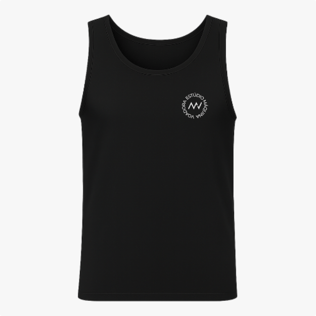 Camiseta regata com estampa frontal de um círculo contendo as palavras “ESTÚDIO”, “MODA”, "ROUPA" e "VOGA", com um símbolo estilizado ao centro.