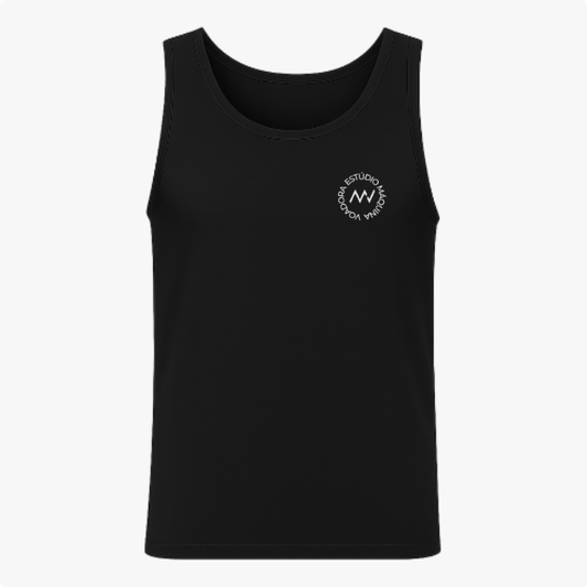 Camiseta regata com estampa frontal de um círculo contendo as palavras “ESTÚDIO”, “MODA”, "ROUPA" e "VOGA", com um símbolo estilizado ao centro.