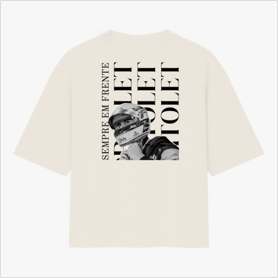Camiseta com estampa frontal de assinatura estilizada e estampa traseira de foto de piloto com capacete, texto “SEMPRE EM FRENTE” e “TOLET” repetido.