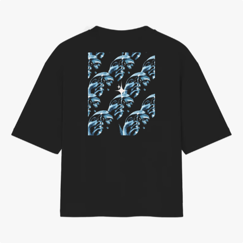Camiseta com estampa nas costas de múltiplas faces geométricas multiplicadas, criando um padrão visual detalhado e intrigante com repetição simétrica.