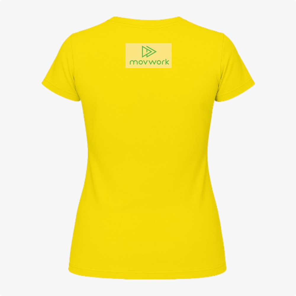 Camiseta com estampa frontal de logotipo geométrico sobre retângulo contrastante com texto estilizado e estampa traseira idêntica em tamanho reduzido.