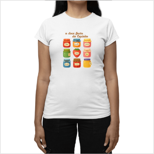 Camiseta com estampa frontal de potes de vidro variados decorados com frutas e escritos, formando uma grade de três linhas por três colunas.
